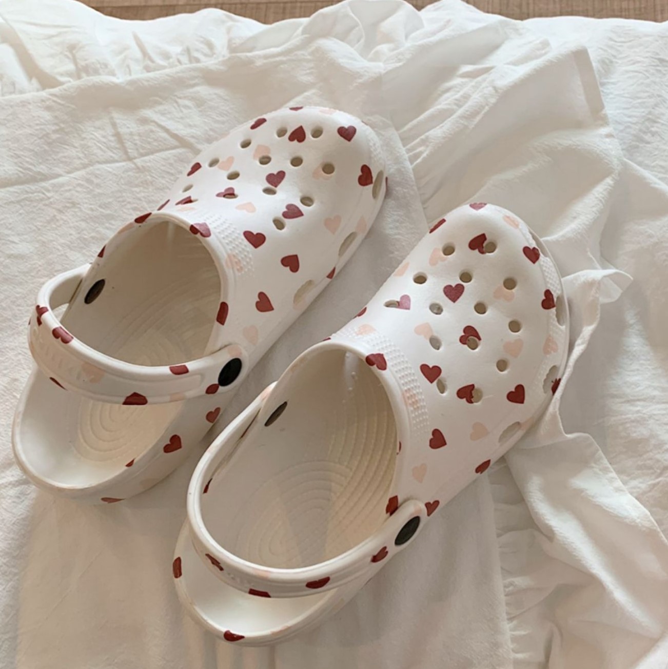 ハート柄サンダルスリッパレディースガールズかわいいおしゃれ白ホワイト赤レッドクロックス風軽い屋外室内外かかと軽量22.5～25.5cmルームシューズ韓国雑貨厚底軽い可愛い